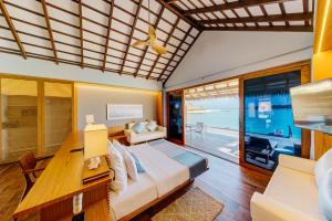 Schlafzimmer mit einem Bett und Meerblick in der Unterkunft Cinnamon Velifushi Maldives in Felidhoo 