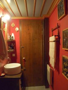 baño con puerta de madera y lavamanos en Lila Traditional House, en Kipoi