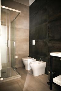 uma casa de banho com um WC, um lavatório e um chuveiro em Principessa Isabella Luxury Rooms em Salerno