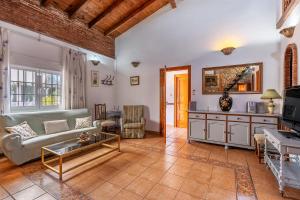 - un salon avec un canapé et une table dans l'établissement Villa Verde, à Nigüelas