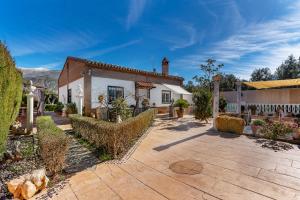 uma vista exterior de uma casa com um pátio em Villa Verde em Nigüelas