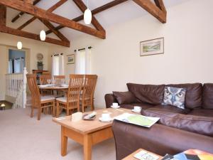 sala de estar con sofá y mesa en 3 Bed in Wolsingham 36671 en Wolsingham