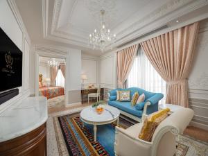 sala de estar con sofá azul y mesa en Palazzo Versace Macau, en Macau