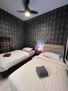 1 dormitorio con 2 camas y ventilador de techo en CASA ABODE - Jesselton Quay (Sea View) en Kota Kinabalu