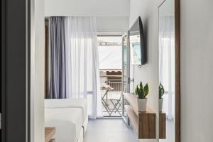- un salon avec un canapé blanc et un miroir dans l'établissement The Q Hotel, à Athènes