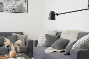 Posezení v ubytování Modern 4 Bedroom House I Close to Malls I Swimming Pool I Maximum 12 Guests I by Bleuspace