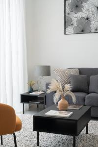 Posezení v ubytování Modern 4 Bedroom House I Close to Malls I Swimming Pool I Maximum 12 Guests I by Bleuspace