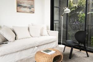 Posezení v ubytování Modern 4 Bedroom House I Close to Malls I Swimming Pool I Maximum 12 Guests I by Bleuspace