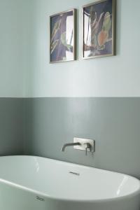 Koupelna v ubytování Modern 4 Bedroom House I Close to Malls I Swimming Pool I Maximum 12 Guests I by Bleuspace