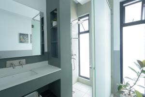 Koupelna v ubytování Modern 4 Bedroom House I Close to Malls I Swimming Pool I Maximum 12 Guests I by Bleuspace