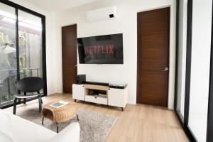 TV a/nebo společenská místnost v ubytování Modern 4 Bedroom House I Close to Malls I Swimming Pool I Maximum 12 Guests I by Bleuspace