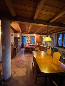 Il comprend une cuisine et une salle à manger avec une table et des chaises en bois. dans l'établissement CASA DOLCE VITA, à Cares