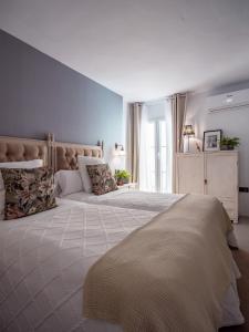 1 dormitorio con 1 cama grande con colcha grande en Finca Casabela, en Pinos del Valle