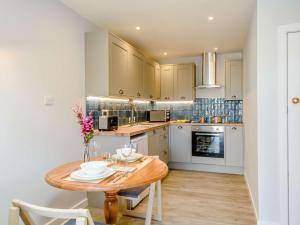 uma cozinha com uma mesa de madeira e uma sala de jantar em 1 Bed in Lymington 81429 em Lymington