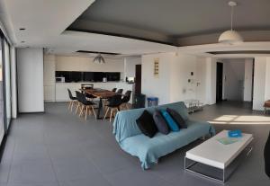 - un salon avec un canapé et une table dans l'établissement Kerameikos Spacious Loft, à Athènes