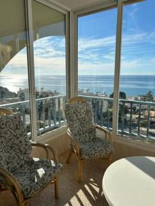 ビリャホヨサにあるSainvi 7 7Dの海の景色を望む客室で、椅子2脚が備わります。