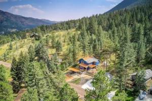 an aerial view of a house in the middle of a forest at Cobalt Peak - Pet-Friendly Sauna Panoramic Views in Cascade-Chipita Park