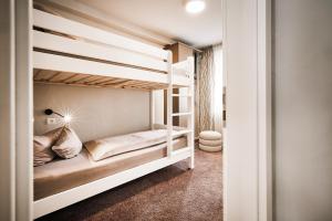 ヴィリンゲンにあるLuxus Ferienwohnung Mein kleines Edelweissの小さなベッドルーム(二段ベッド付)