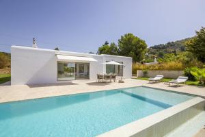 una piscina frente a una villa en Casa Flopos - Ibiza, en Nuestra Señora de Jesús