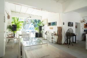 Zambales的住宿－Costas De Liwa Bar & Beach Resort，客厅配有玻璃桌和椅子