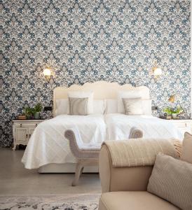 1 dormitorio con 2 camas y papel pintado azul y blanco en Finca Casabela, en Pinos del Valle