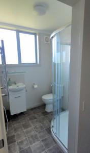 La salle de bains est pourvue d'une douche, de toilettes et d'un lavabo. dans l'établissement The Old Parsonage, à Reefton
