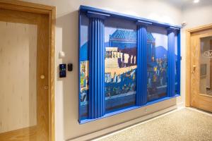 Habitación con ventana grande con cortinas azules. en Mariet Athens Boutique Spa en Athens