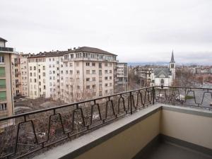 balcón con vistas a la ciudad en Primadom Aparthotel, en Ginebra