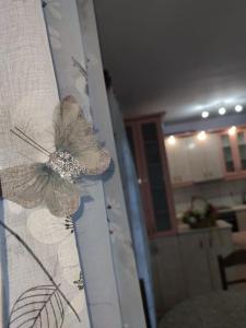 una cortina con una flor en la pared en Vrasna Luxury Apartment en Nea Vrasna