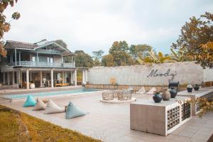 eine Villa mit Swimmingpool und ein Haus in der Unterkunft Villa Holy By The Villas 100 in Bogor