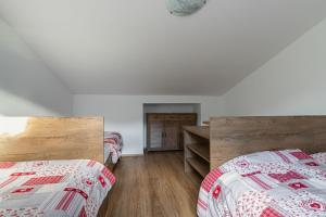Un dormitorio con dos camas y suelo de madera. en Cozy Apartment Bovec - Happy Rentals, en Bovec