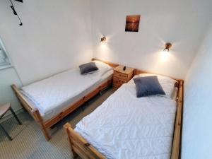 Zimmer mit 2 Betten, einem Tisch und 2 Leuchten in der Unterkunft Steinwarder 9 - Haus "Seeschwalbe" ST9 028 Steinwarder 9 in Heiligenhafen