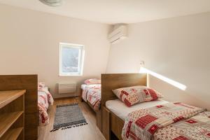 Un dormitorio con dos camas y una ventana. en Cozy Apartment Bovec - Happy Rentals, en Bovec