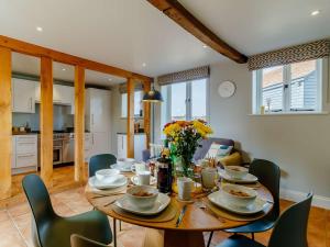 Aldringhamにある3 Bed in Saxmudham 89691の木製のテーブルと椅子のあるダイニングルーム +12枚の写真