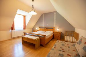 Un dormitorio con una cama en un ático en Winzerhof Strablegg, en Großklein