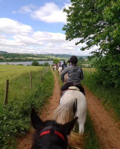 um grupo de pessoas andando a cavalo por uma estrada de terra em Domaine de Linars ☆ La Forge ☆ em Le Truel