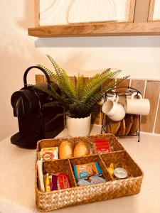 um cesto de comida num balcão com uma planta em LoveRoom, La suite de l’extase em Puget-sur Argens