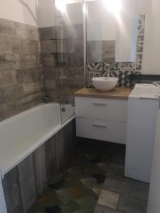 uma casa de banho com uma banheira, um lavatório e um chuveiro em La casita em Tresserves