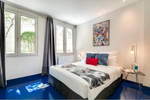 Posteľ alebo postele v izbe v ubytovaní Modern & colourful 3BD for 9 guests in Le Marais!
