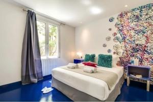 Posteľ alebo postele v izbe v ubytovaní Modern & colourful 3BD for 9 guests in Le Marais!