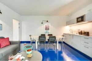 Kuchyňa alebo kuchynka v ubytovaní Modern & colourful 3BD for 9 guests in Le Marais! + 9 fotografií