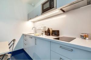 Kuchyňa alebo kuchynka v ubytovaní Modern & colourful 3BD for 9 guests in Le Marais!