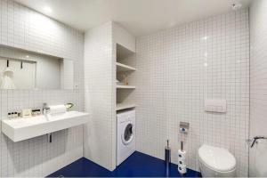 Kúpeľňa v ubytovaní Modern & colourful 3BD for 9 guests in Le Marais!