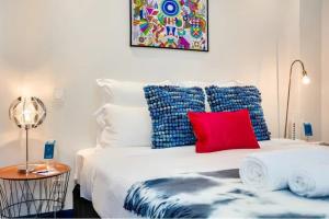 Posteľ alebo postele v izbe v ubytovaní Modern & colourful 3BD for 9 guests in Le Marais!