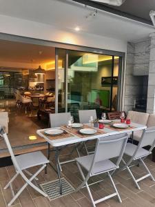uma sala de jantar com mesa e cadeiras em Vila Meluna em Albufeira