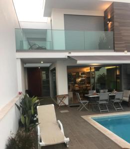 uma villa com uma piscina e uma casa em Vila Meluna em Albufeira