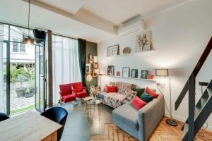 Posedenie v ubytovaní Stylish and sunny 7BD with garden for 17 guests!