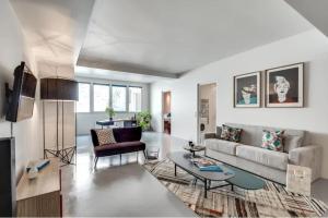 Гостиная зона в Modern and bright 2BD for 11 guests in Le Marais!