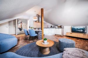 a living room with a couch and a table at Luxus Ferienwohnung Mein kleines Edelweiss in Willingen