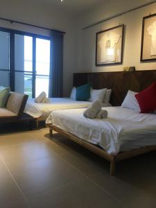 um quarto com três camas e um sofá em K&B Happy Villa em Tainan
